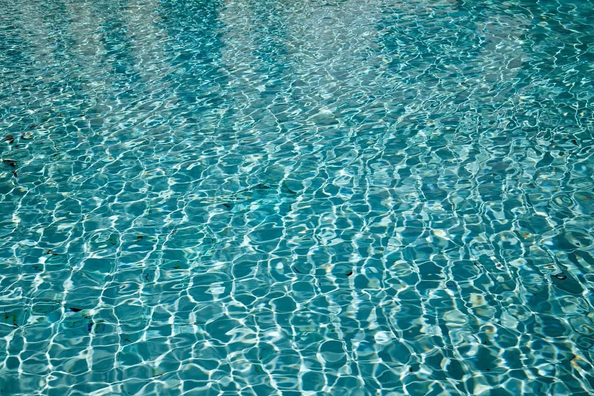 Reflejos luminosos dibujados por el agua de una pileta